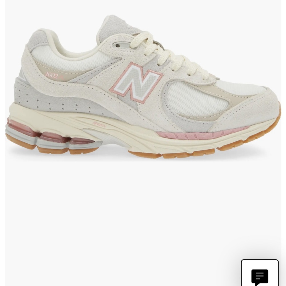 New Balance Women's 2002r sneakers - Picture 2 of 3